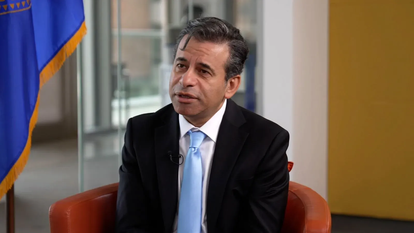 مارتي ماكاري، مفوض إدارة الغذاء والدواء الأمريكية، يتحدث في مقابلة حول إصلاحات السياسة الغذائية والمراجعات السريرية.