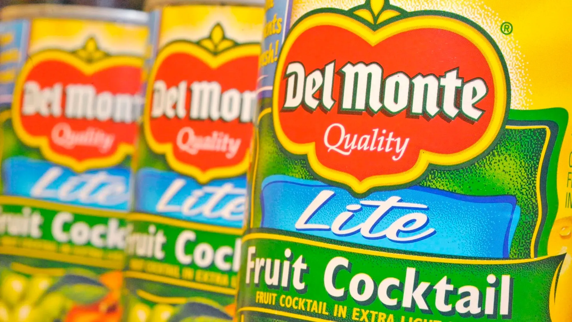 عبوات من كوكتيل الفواكه الخفيف من ديل مونتي، تعكس علامة تجارية شهيرة في صناعة الأغذية المعلبة، وسط أخبار عن إفلاس الشركة.