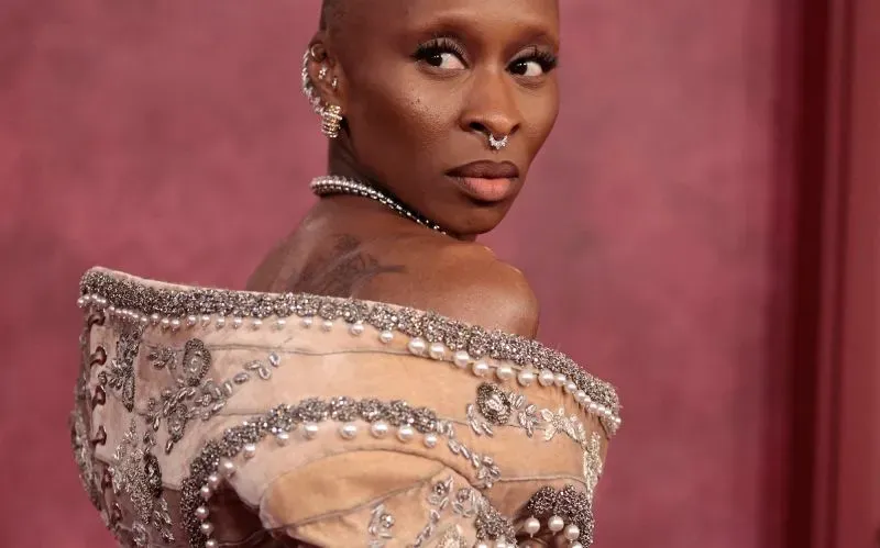 سينثيا إريفو تتألق بفستان شامباني مزركش من تصميم سكياباريللي، مع تفاصيل درامية وأظافر مزخرفة، خلال حفل توزيع جوائز توني.