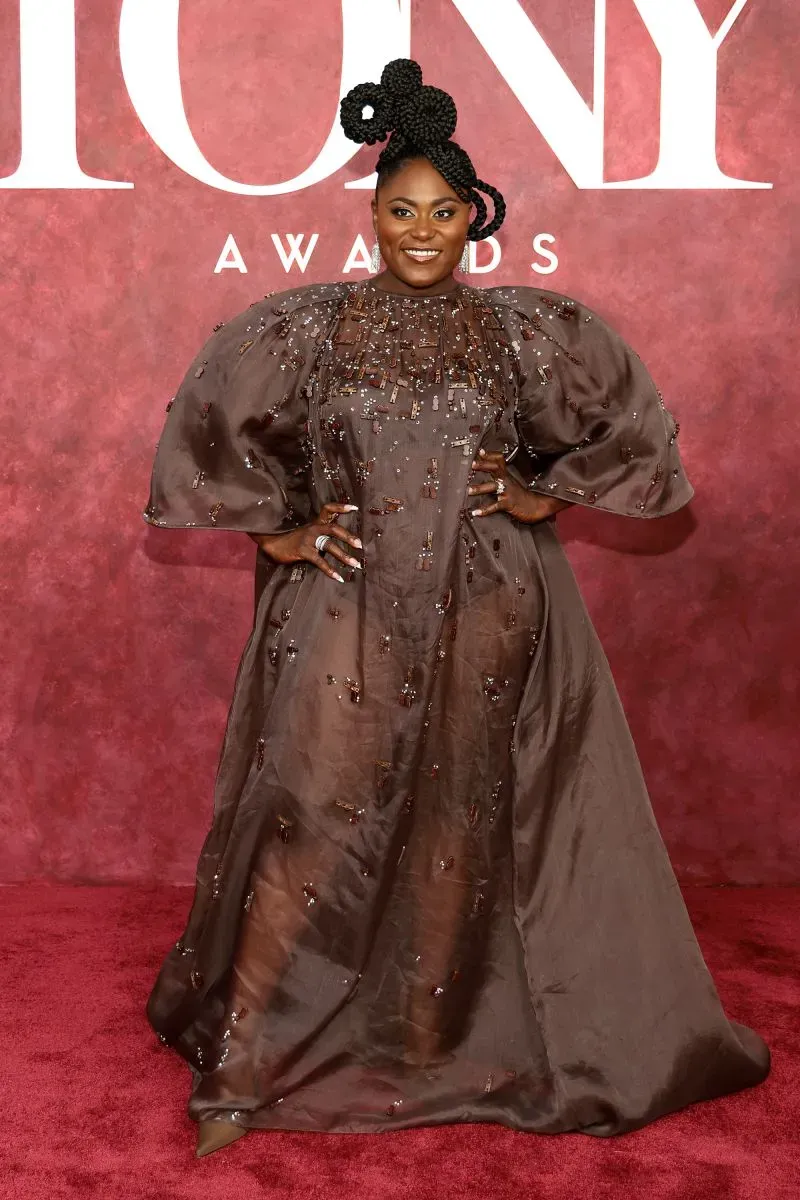 دانييل بروكس تتألق على السجادة الحمراء في حفل جوائز توني بفستان بني مزخرف بأكمام ضخمة، تعكس روح الأناقة والتميز في برودواي.