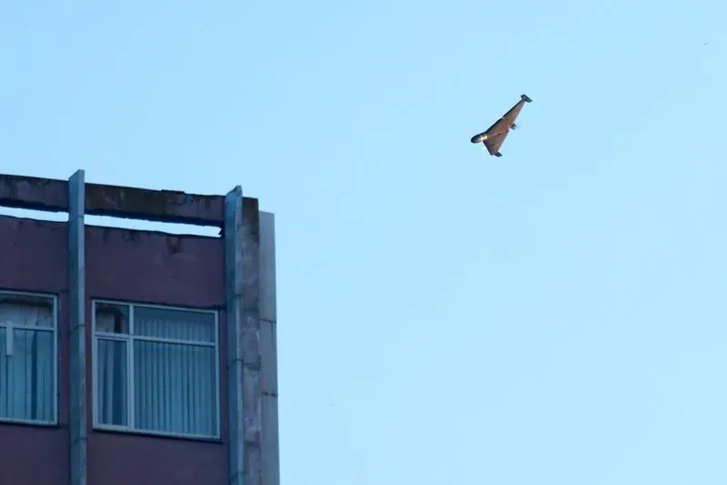 طائرة مسيرة تحلق فوق مبنى في كييف، في ظل تصاعد الهجمات الروسية بالطائرات والصواريخ، مما أدى إلى وقوع إصابات وأضرار جسيمة.