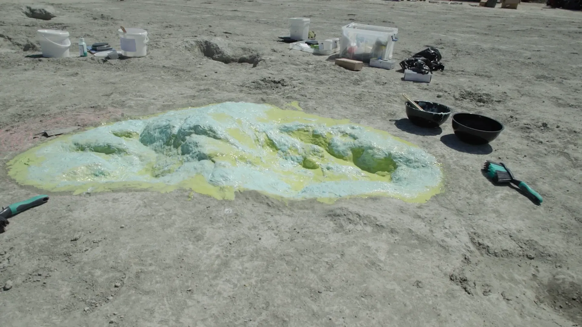 اكتشاف آثار أقدام ديناصور ضخم في أوكسفوردشاير، يوضح تفاصيل المسارات القديمة التي تعود للعصر الجوراسي.