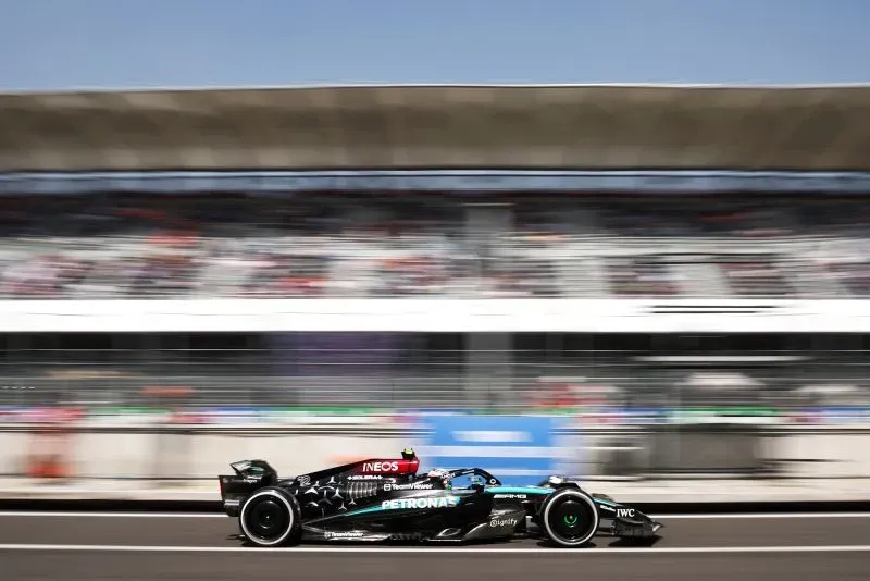 سيارة مرسيدس للفورمولا 1 تسير بسرعة على حلبة السباق، تعرض تصميمها الديناميكي وألوانها المميزة، مما يبرز استعداد الفريق للموسم المقبل.