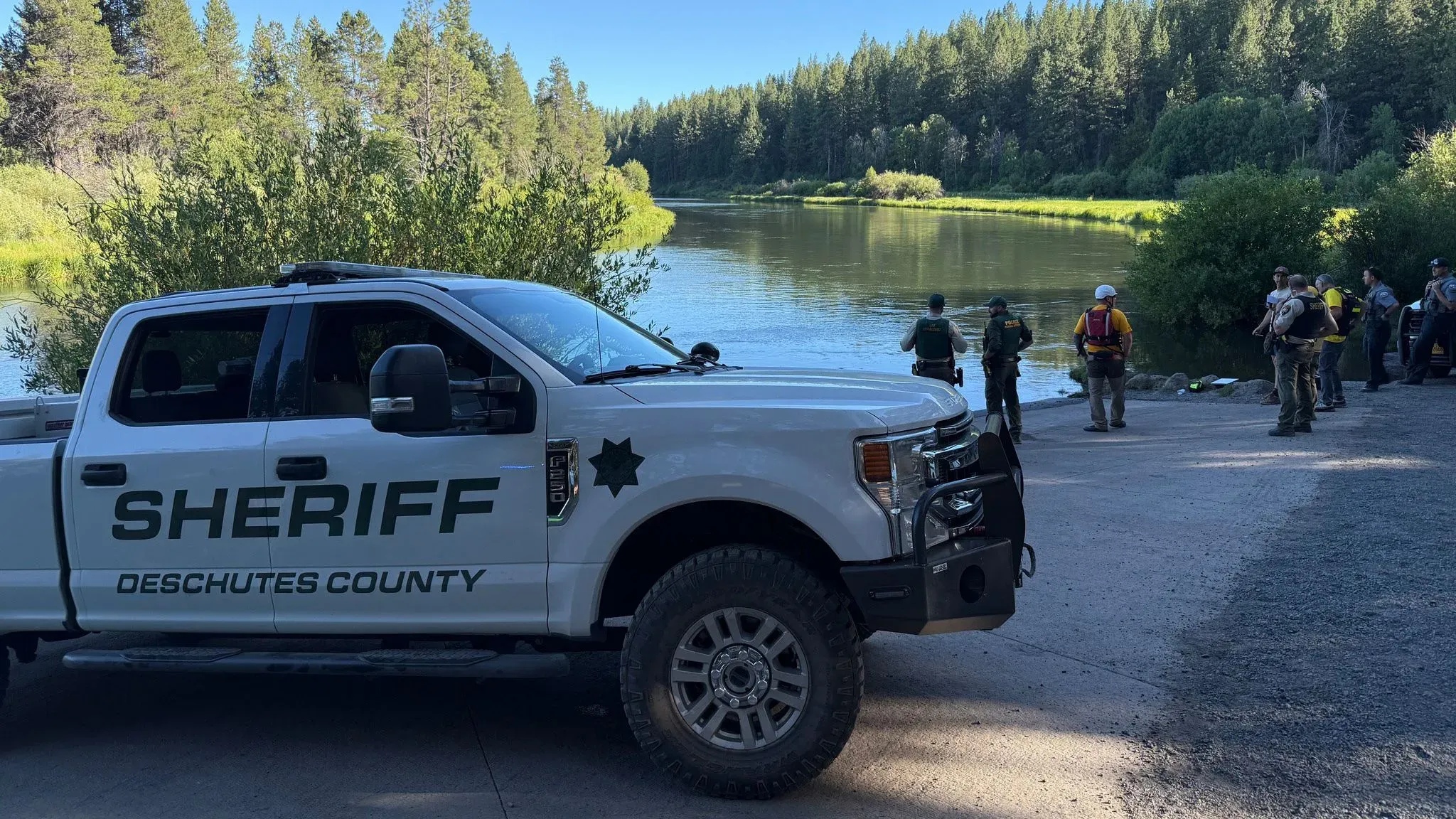 جهود إنقاذ مستمرة في شلالات ديلون بولاية أوريغون، حيث يظهر رجال الإنقاذ بالقرب من النهر بعد وقوع حادث مأساوي.