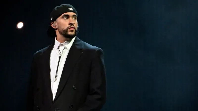 مغني يرتدي ملابس أنيقة ويظهر على المسرح أثناء أدائه، في إطار حفل جوائز American Music Awards.