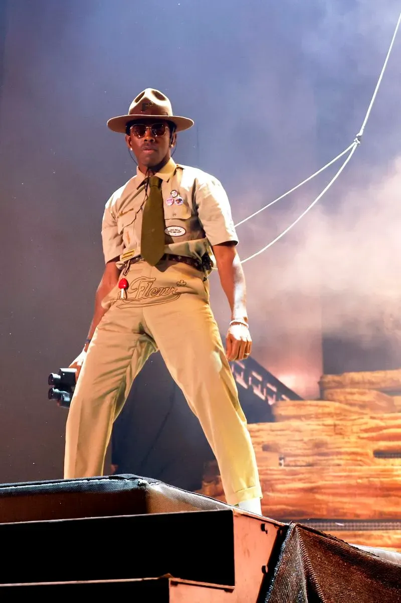 شخص يرتدي زي ضابط في عرض موسيقي، مع خلفية ضبابية، يعبر عن حيوية الأداء الفني.