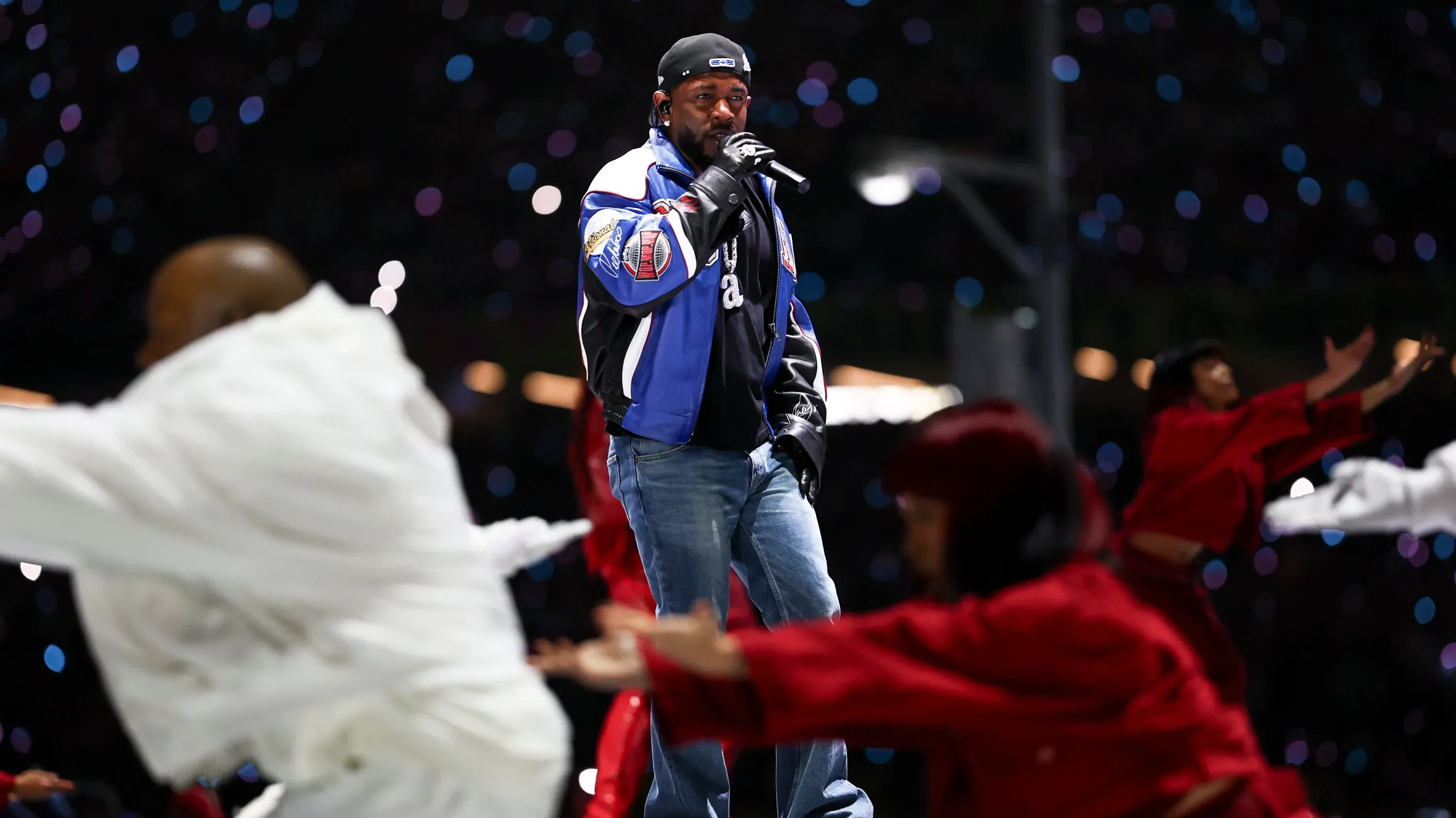 مغني الراب كندريك لامار يؤدي على المسرح، محاطًا بالراقصين، خلال عرض جوائز American Music Awards.