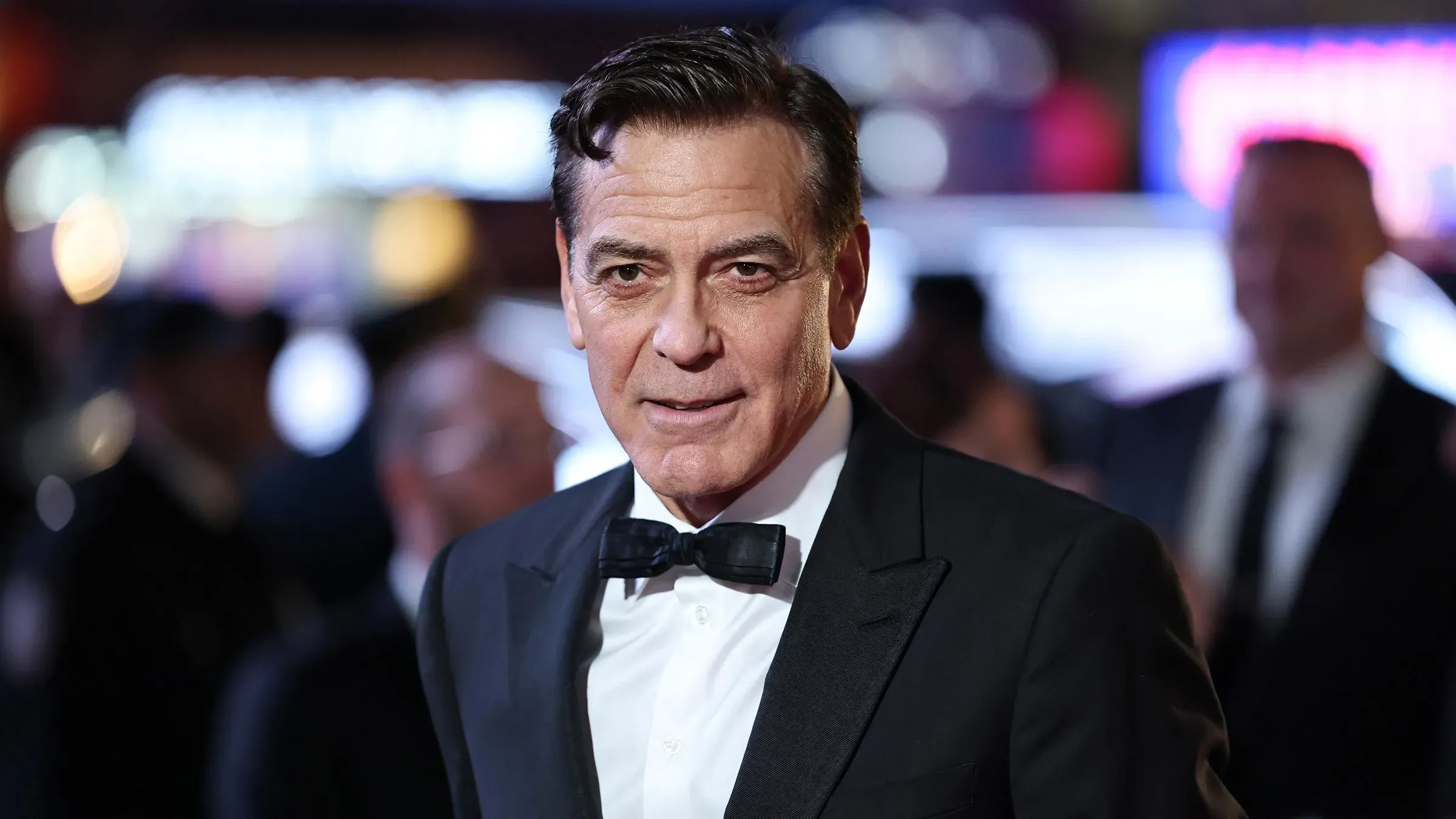 جورج كلوني يظهر في حفل، يرتدي بدلة رسمية مع ربطة عنق، وهو مرشح لجائزة توني لأدائه في مسرحية "ليلة سعيدة، وحظ سعيد".