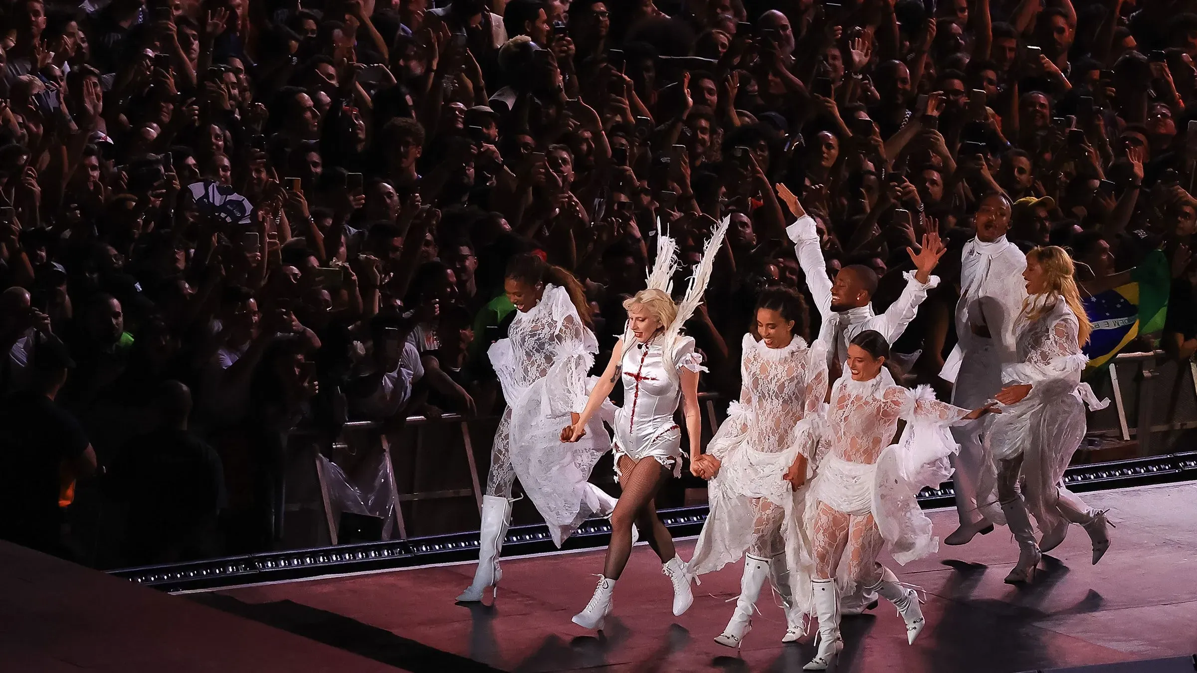 ليدي غاغا تؤدي عرضاً حياً مع راقصين على شاطئ كوباكابانا، أمام حشود ضخمة من المعجبين خلال حفلها المجاني في ريو دي جانيرو.