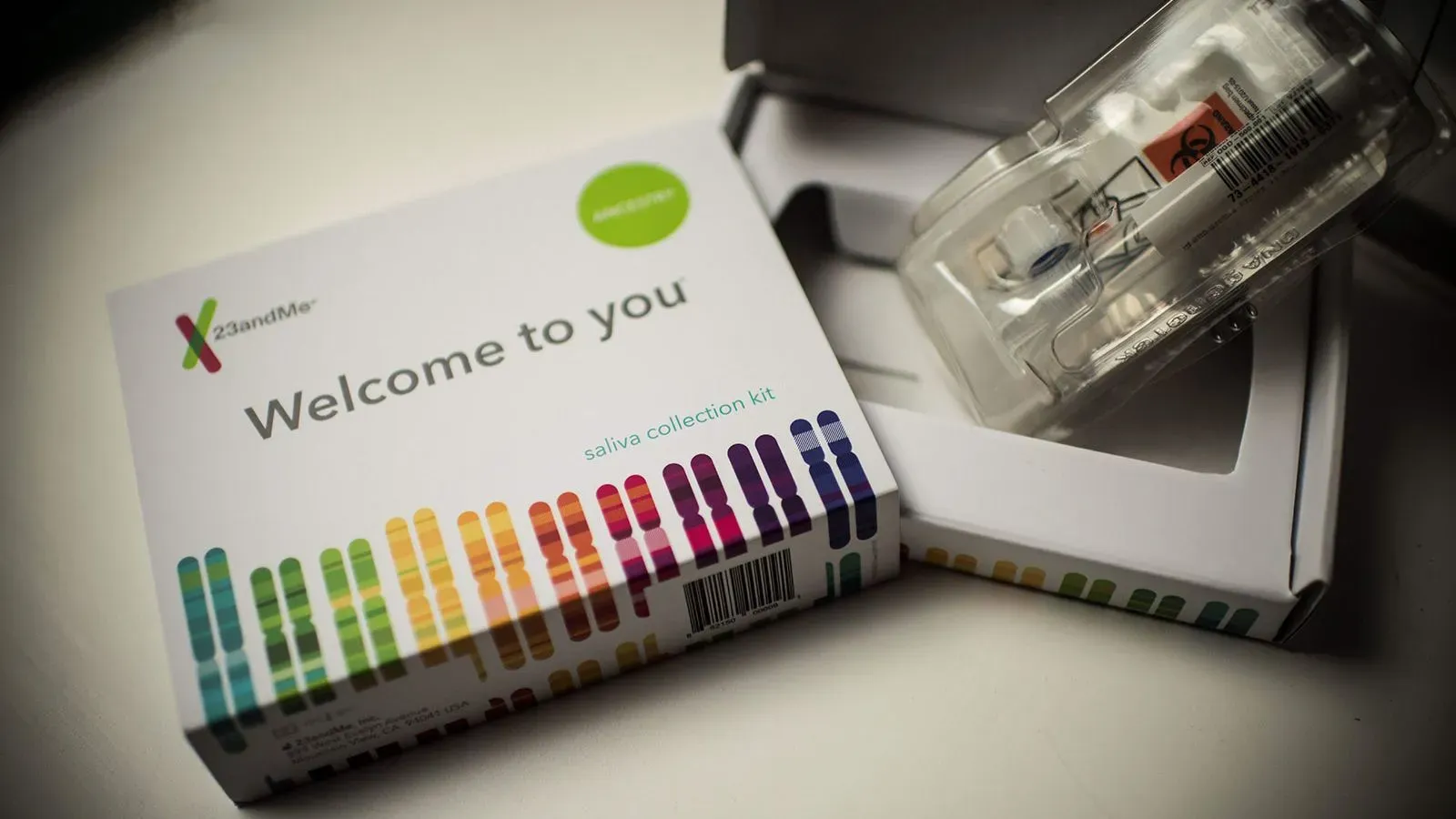 عبوة مجموعة جمع اللعاب من 23andMe، مع تصميم ملون، تشير إلى أهمية البيانات الجينية في الرعاية الصحية والتخصيص.