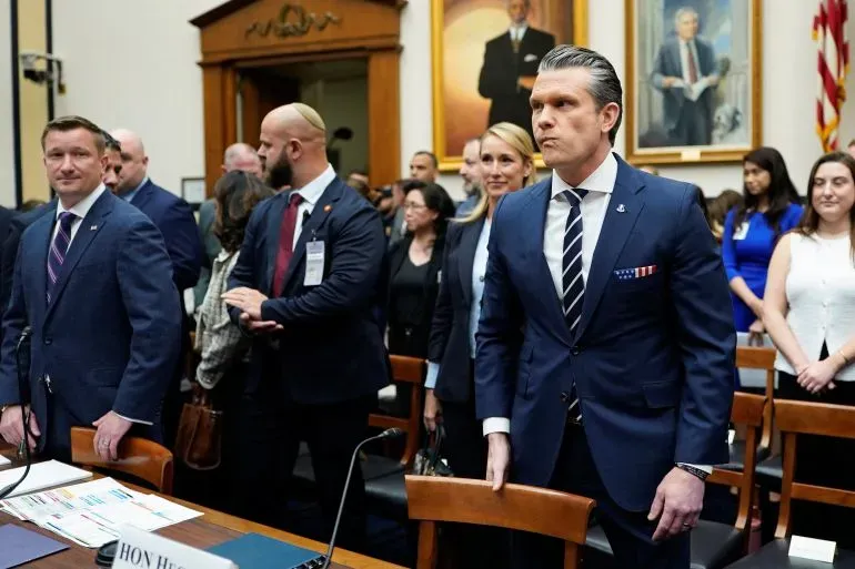 وزير الدفاع الأمريكي Pete Hegseth في جلسة استماع أمام الكونغرس، حيث يناقش تكاليف الحرب على إيران وسط انتقادات من المشرعين.