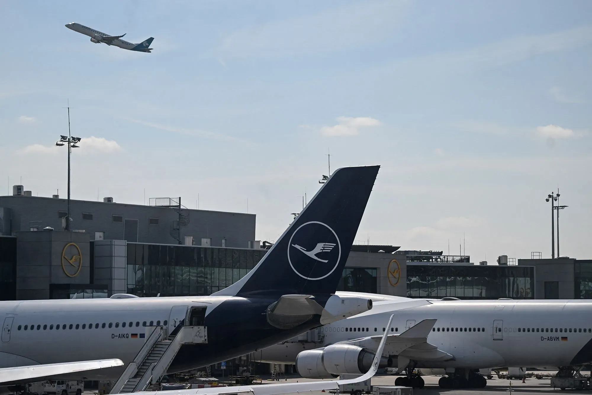 زيادة حركة الطيران في مطار أوروبي مع طائرة تابعة لشركة Lufthansa تقلع، تعكس تأثير أزمة الطاقة على قطاع الطيران.