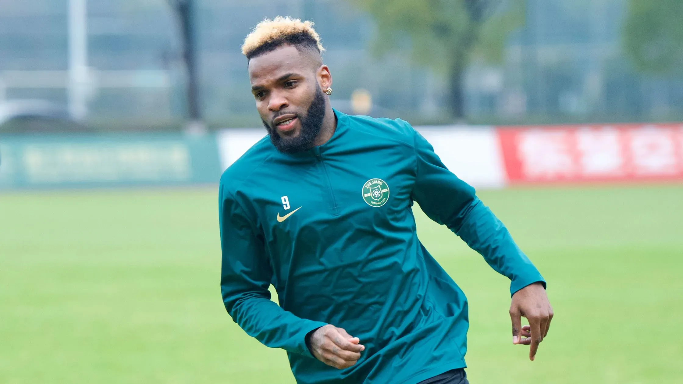 آرون بوبندزا، المهاجم السابق في الدوري الأمريكي لكرة القدم، أثناء التدريب في زي نادي تشجيانغ الصيني قبل وفاته المأساوية.