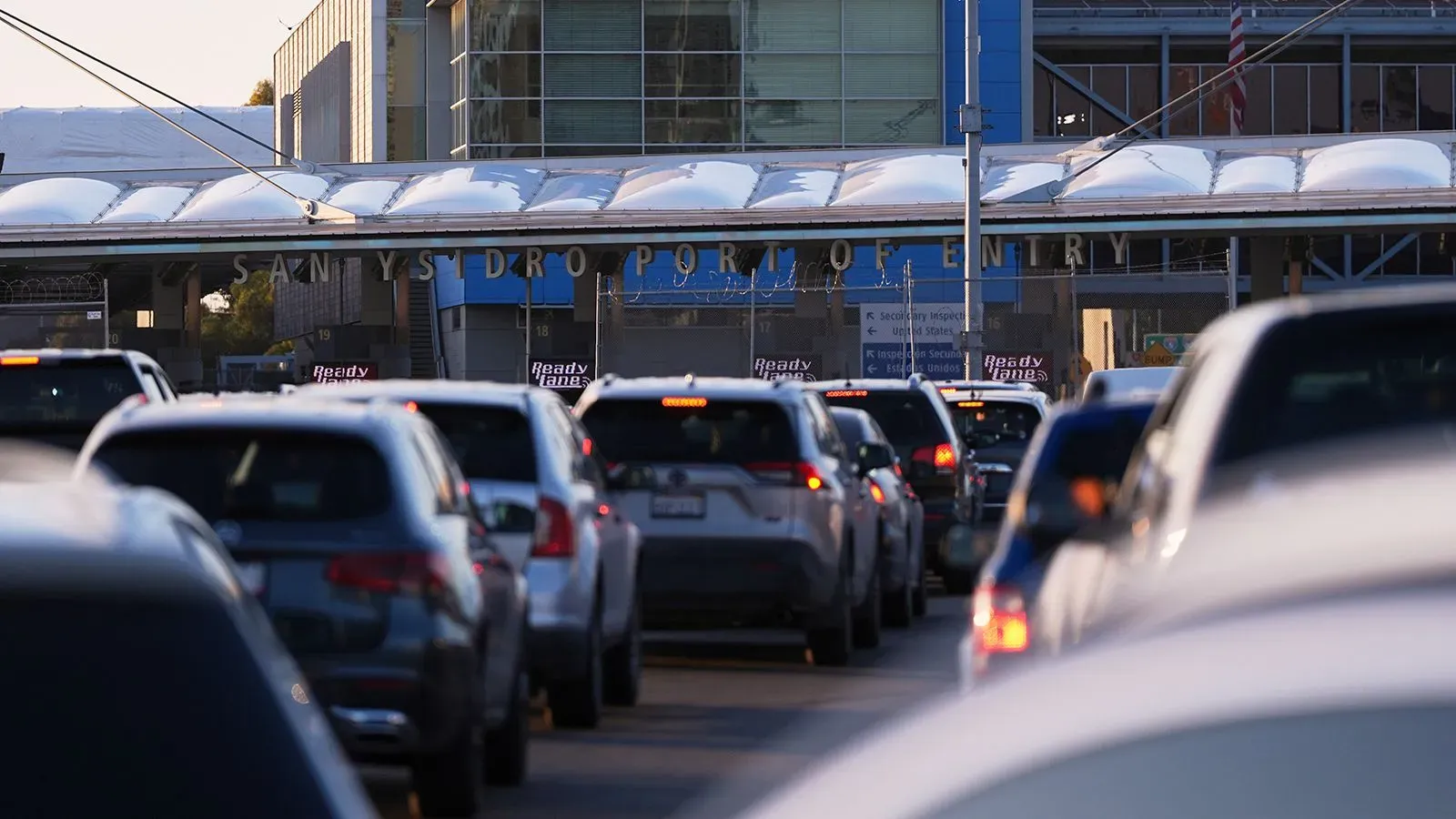 طوابير من السيارات تنتظر عند معبر سان يسيدرو الحدودي، حيث تم اتهام مفتشي الحدود بتلقي رشاوى للسماح بدخول المهاجرين بدون وثائق.