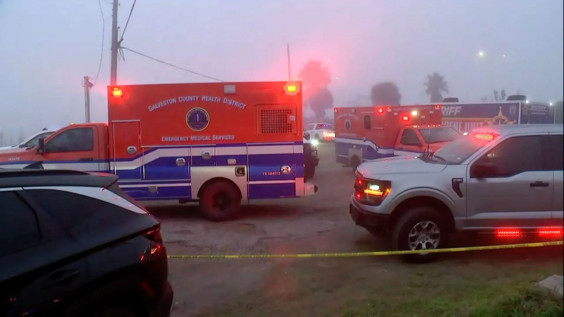 سيارات إسعاف وخدمات الطوارئ في موقع تحطم الطائرة في خليج جالفستون، حيث وقع الحادث المأساوي الذي أودى بحياة خمسة أشخاص.