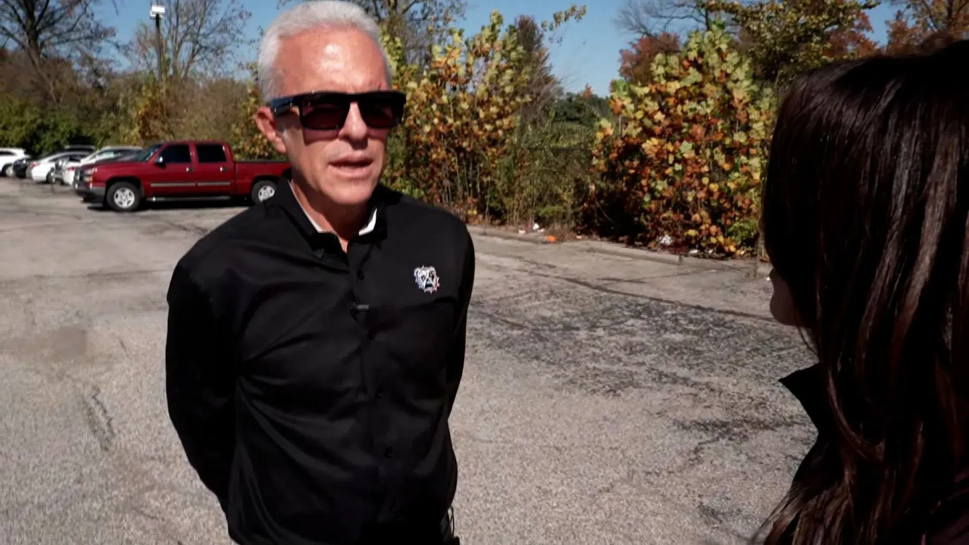 مقابلة مع شون غاربر، مالك شركة "غراد إيه أوتو بارتس"، يتحدث عن حادث تحطم الطائرة وتأثيره المدمر على المنشأة وموظفيه.