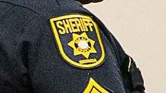 شعار مكتب الشريف يظهر على زي أحد الضباط، في سياق إعادة القبض على سجناء هاربين من سجن مقاطعة ديكالب شرق أتلانتا.