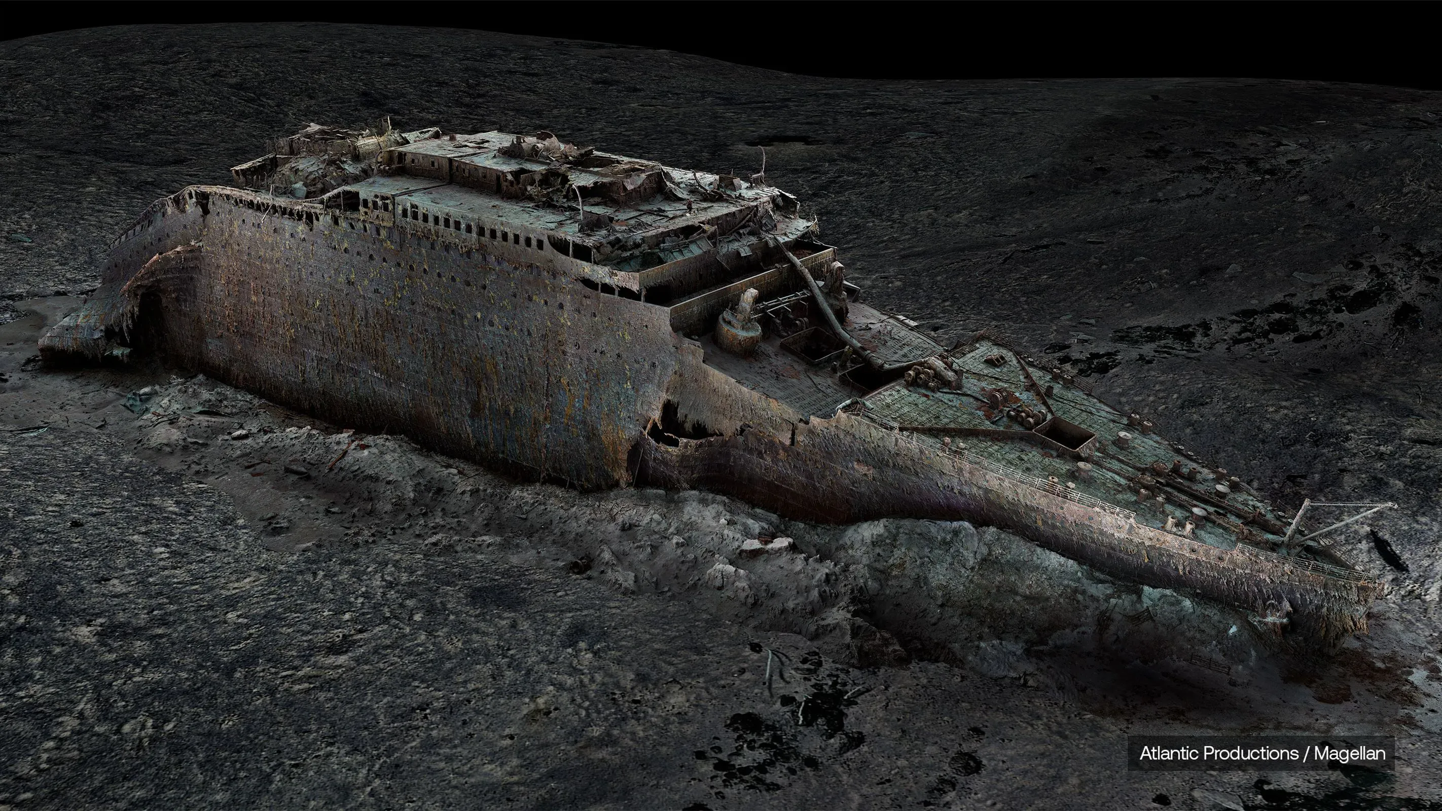 صورة توضح الحطام ثلاثي الأبعاد لسفينة "تيتانيك" تحت الماء، تظهر تفاصيل دقيقة للموقع الذي غرقت فيه عام 1912.