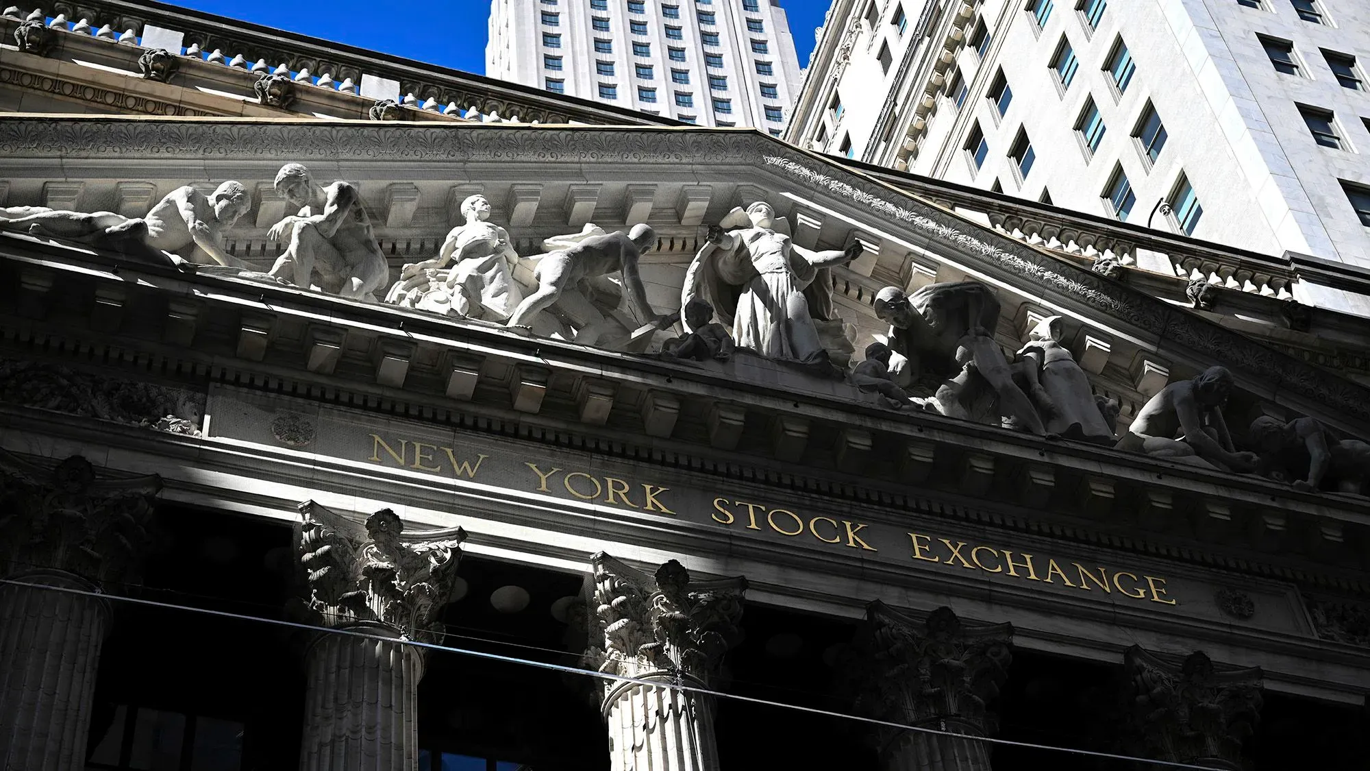 واجهة بورصة نيويورك تظهر تفاصيل معمارية رائعة، تعكس قوة السوق المالية ونجاح خطط الادخار مثل 401(k) في تعزيز المدخرات.