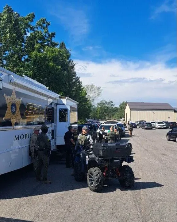 مداهمة أمنية في منشأة هيونداي ميتابلانت في جورجيا، حيث تم اعتقال 475 شخصًا من قبل وكالات إنفاذ القانون.