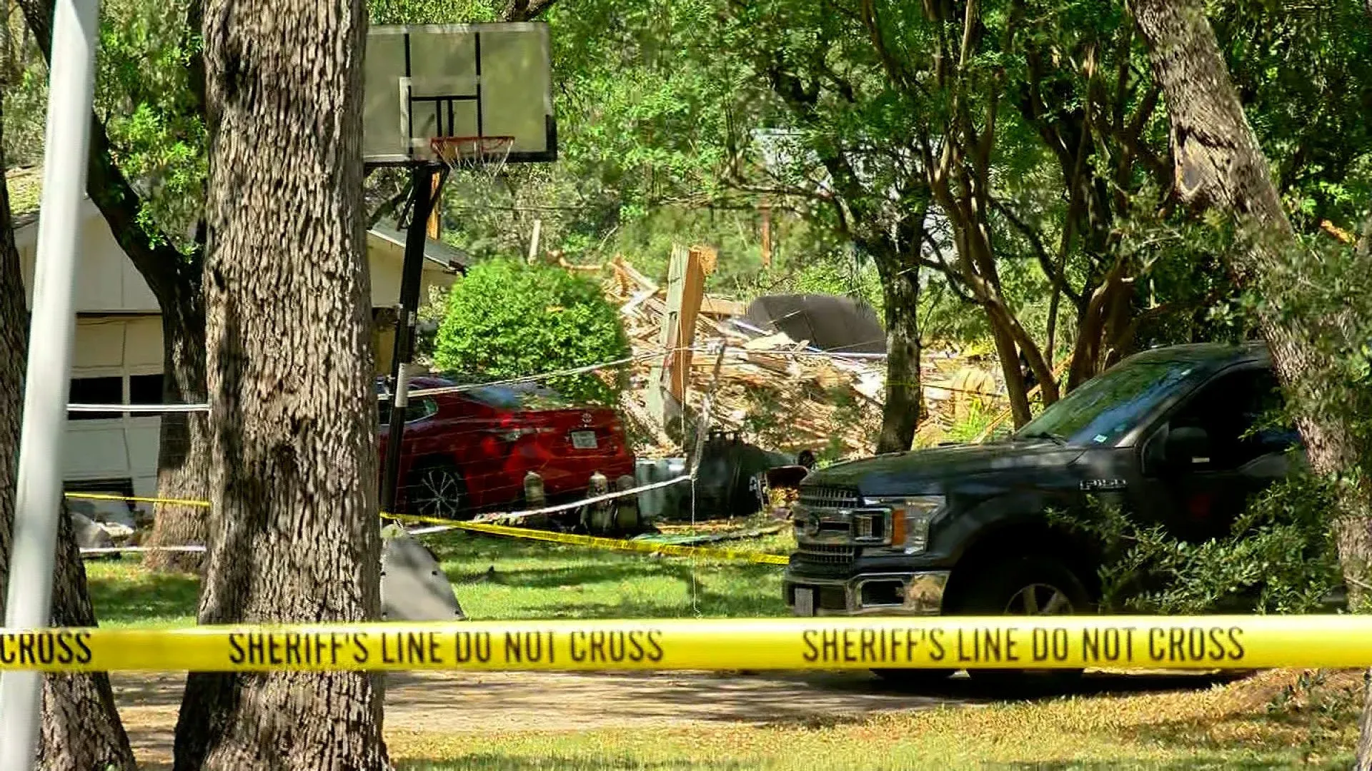 انفجار في منزل بأوستن، تكساس، أدى إلى تضرر عدة منازل ومصابين، مع وجود شريط تحذيري حول المنطقة.