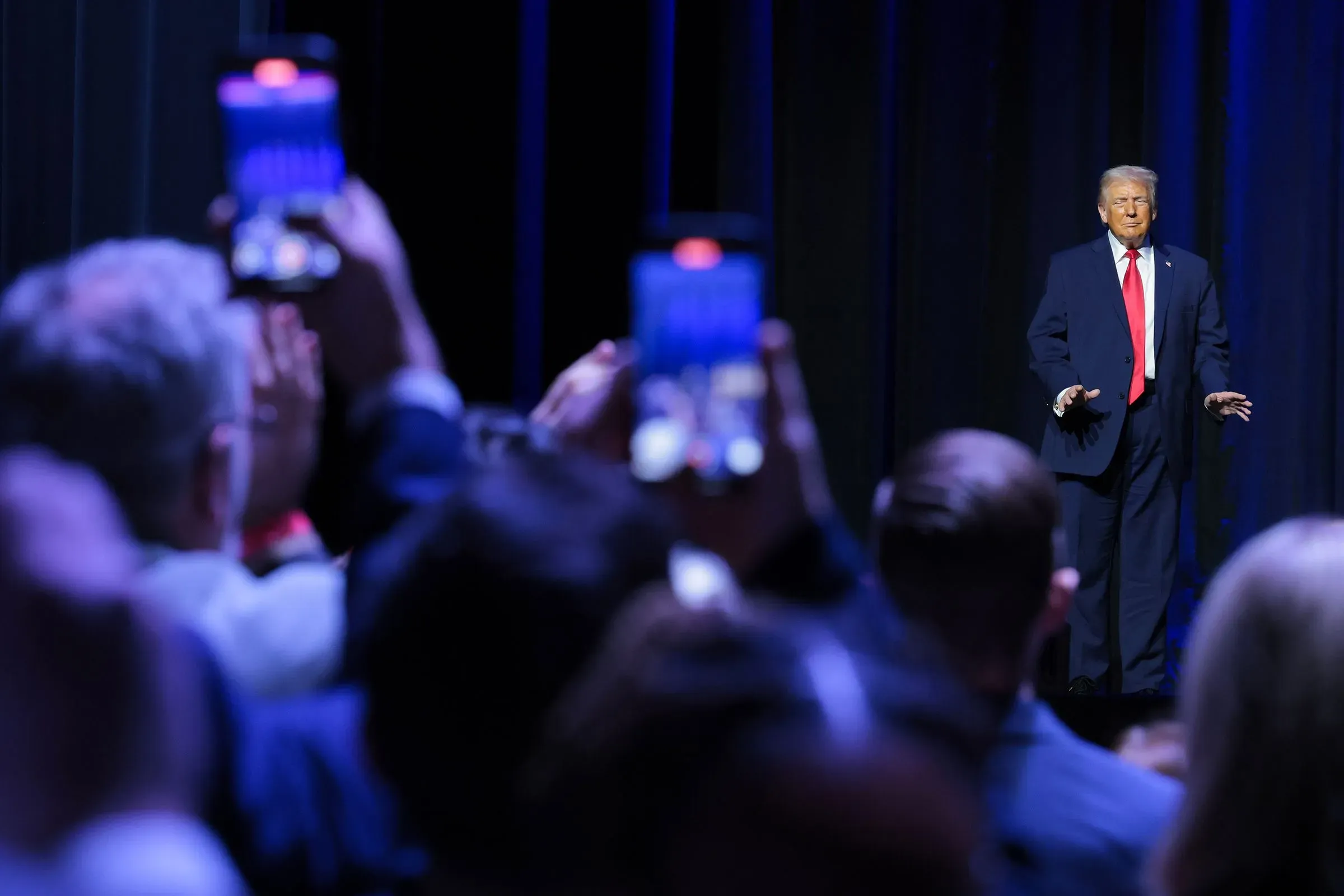 ترامب يتحدث أمام جمهور في حدث، مع التركيز على مقترحاته حول تخفيض تكاليف المعيشة، بما في ذلك أسعار الفائدة على بطاقات الائتمان.