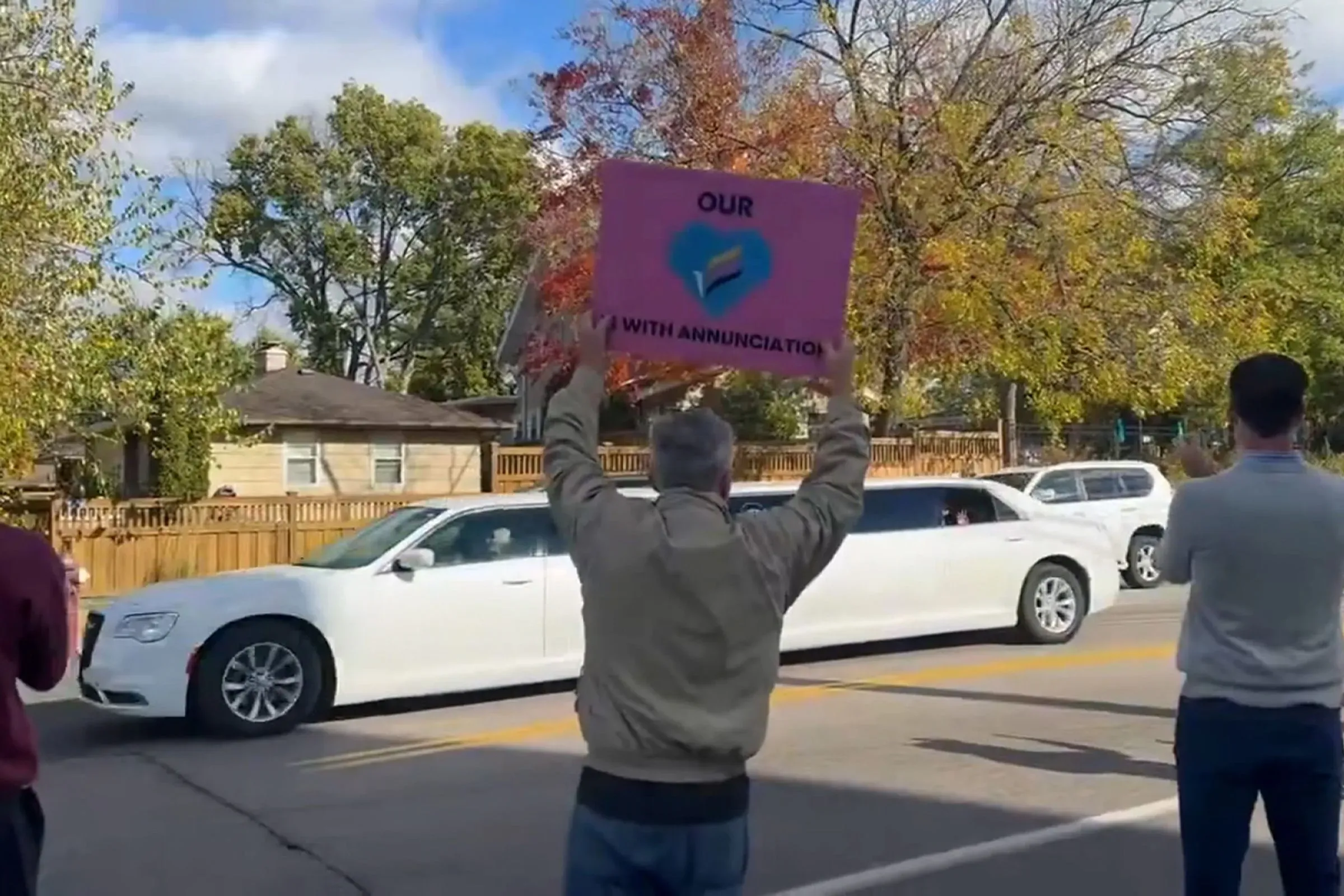 استقبال حماسي لصوفيا فورتشاس، التي تعافت من إصابة خطيرة، حيث يحمل أحد الأشخاص لافتة احتفالية في شوارع مينيابوليس.