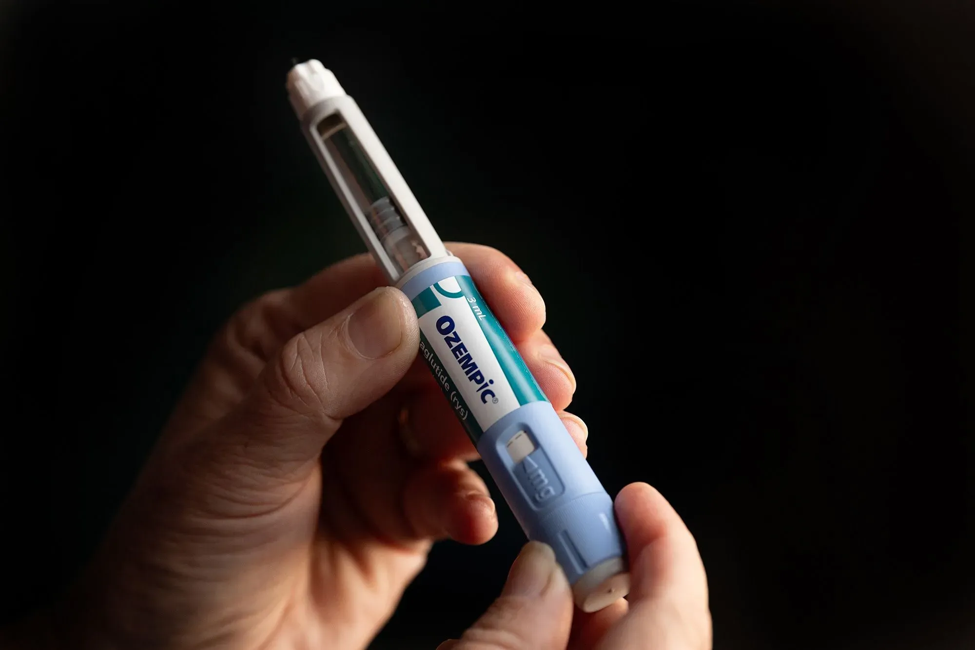 قلم حقن دواء أوزيمبك، المستخدم لعلاج السكري والسمنة، يظهر في يد شخص، مما يعكس الابتكار في الرعاية الصحية.