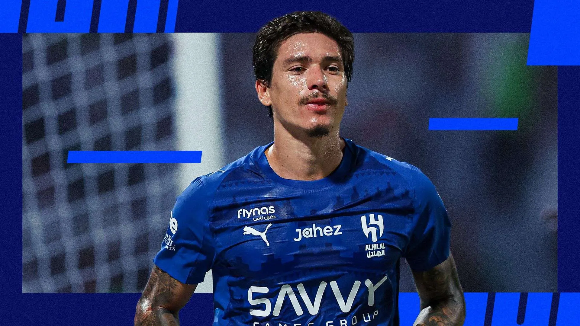 جوان بييدرو لاعب الهلال السعودي يرتدي القميص الأزرق خلال مباراة كرة قدم، ضمن خيارات برشلونة الصيفية لتعويض جوليان ألفاريز.