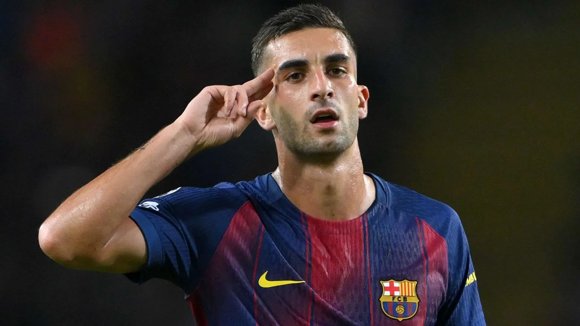 لاعب برشلونة في لحظة احتفال أثناء مباراة، مرتدياً قميص الفريق الرسمي بألوانه الأزرق والأحمر مع شعار النادي واضحاً.