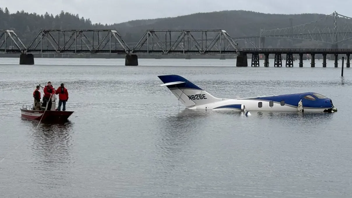 طائرة صغيرة من طراز HA-420 غارقة في مياه نورث بيند بولاية أوريغون، مع وجود فريق إنقاذ على قارب قريب.