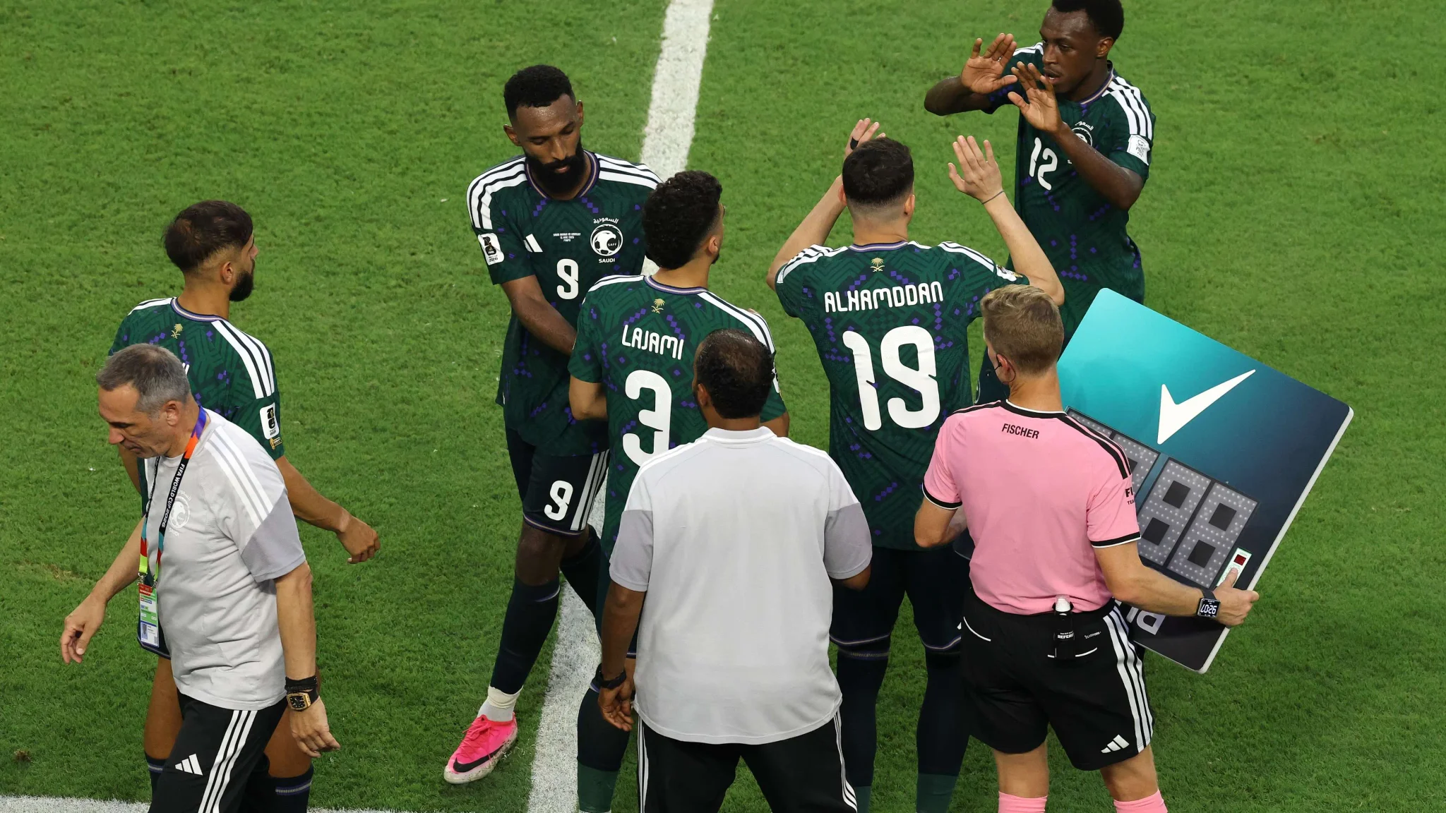 لاعبو المنتخب السعودي لكرة القدم يجرون تبديلًا خلال مباراة، استعدادًا لمنافسات خليجي 27 التي تستضيفها جدة وتسعى لإعادة اللقب بعد غياب 22 عاماً.