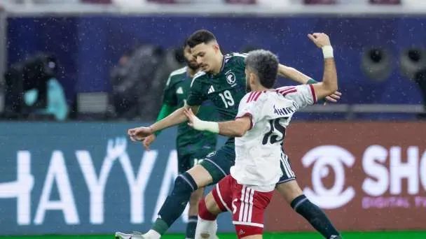 لاعبون من المنتخب السعودي والخليجي يتنافسون على الكرة خلال مباراة حاسمة في بطولة كأس الخليج 27 بجدة.