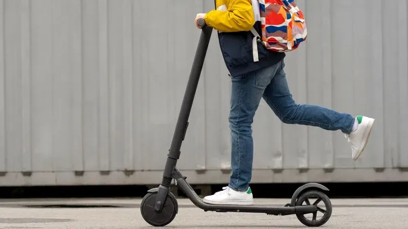 طفل يستخدم دراجة بخارية كهربائية في منطقة حضرية، مما يبرز المخاطر المرتبطة بهذه الأجهزة في ظل زيادة الإصابات.