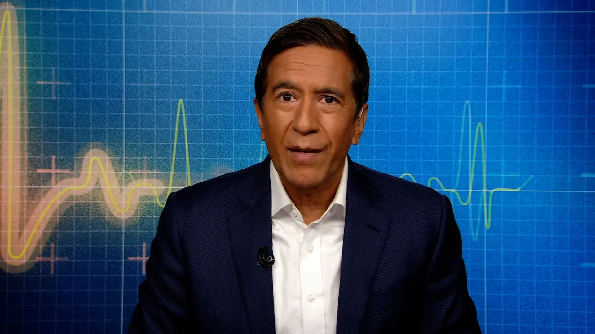 رجل يتحدث أمام شاشة تعرض مخططًا بيانيًا، مستعرضًا تأثير حرائق الغابات في لوس أنجلوس على السكان والبيئة.