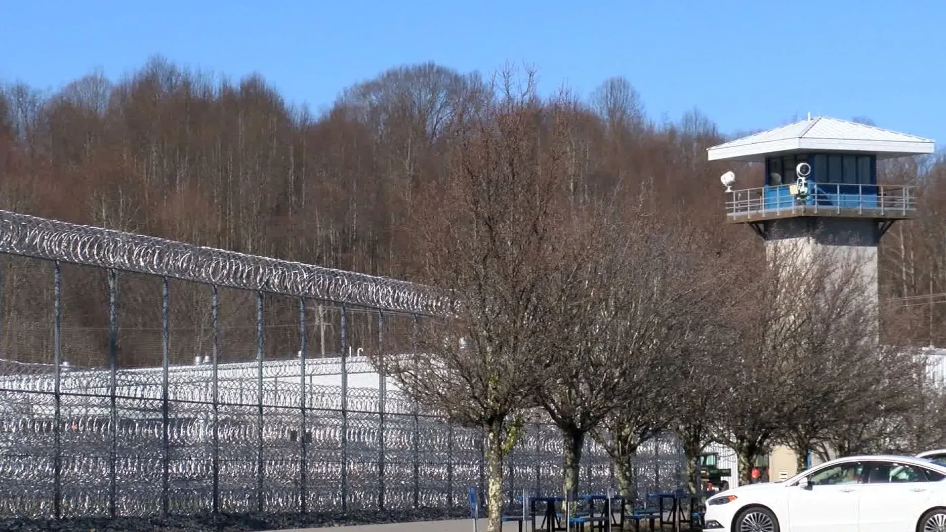 سجن والينز ريدج في غرب فيرجينيا، مع سياج شائك وبرج مراقبة، حيث وقع هجوم عنيف أدى لإصابة خمسة حراس.