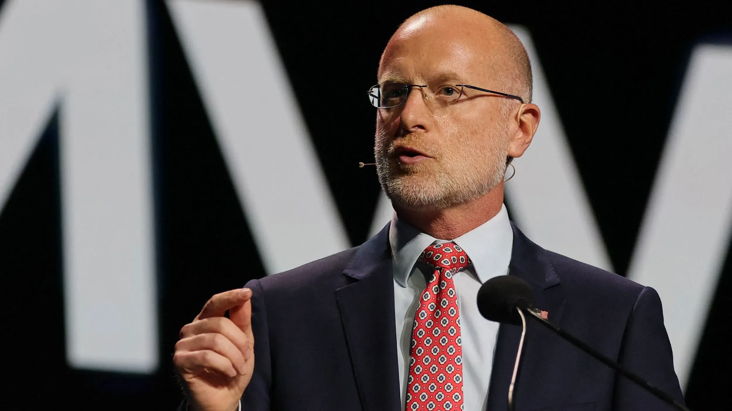 بريندان كار، كبير منظمي الاتصالات، يتحدث في مؤتمر مع قناة CNBC حول التحقيقات الفيدرالية في برنامج "60 دقيقة" وشبكات البث الكبرى.