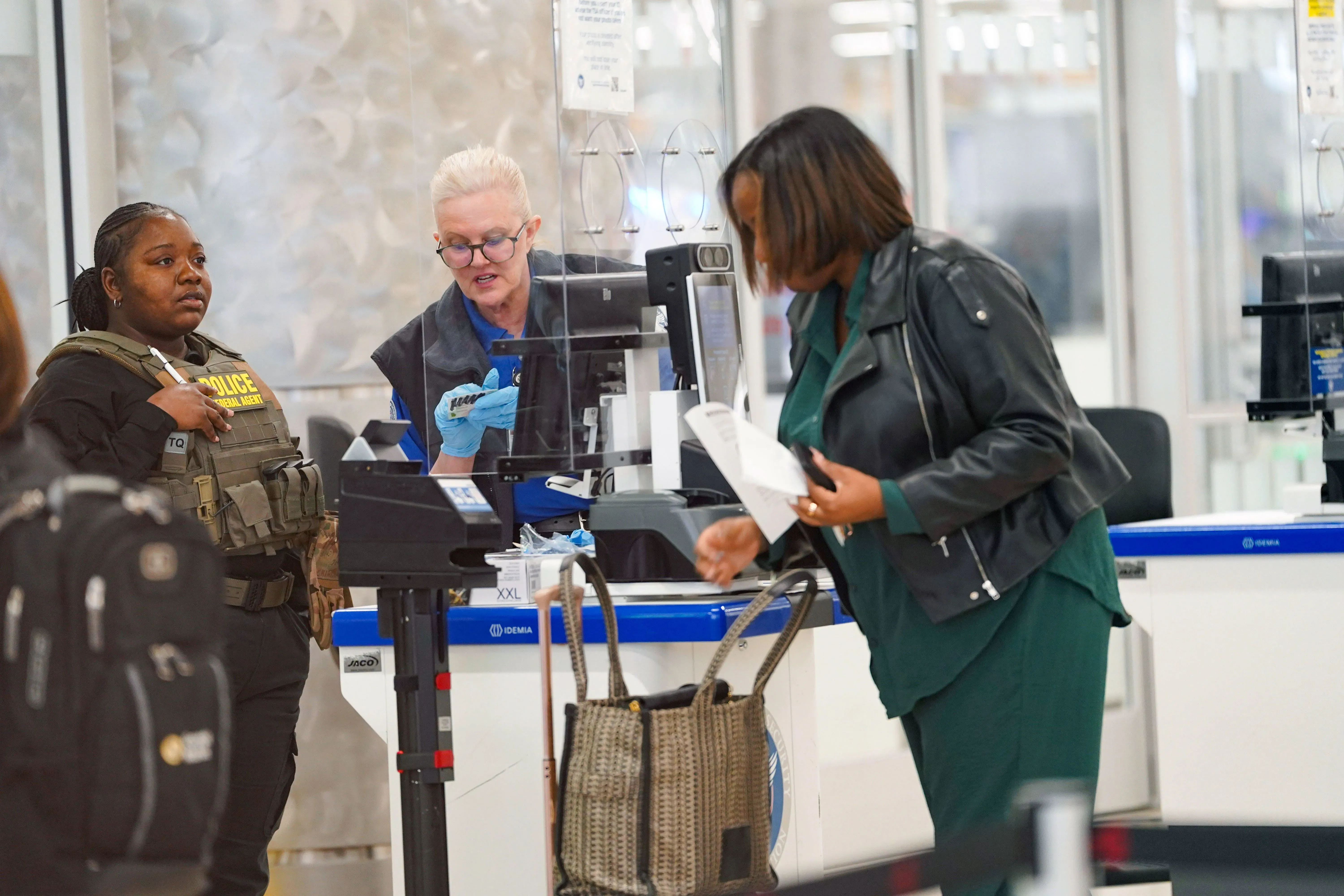 طوابير طويلة في مطار بسبب نقص موظفي إدارة أمن المواصلات، مما يسبب تأخيرات كبيرة للمسافرين وسط الإغلاق الحكومي.