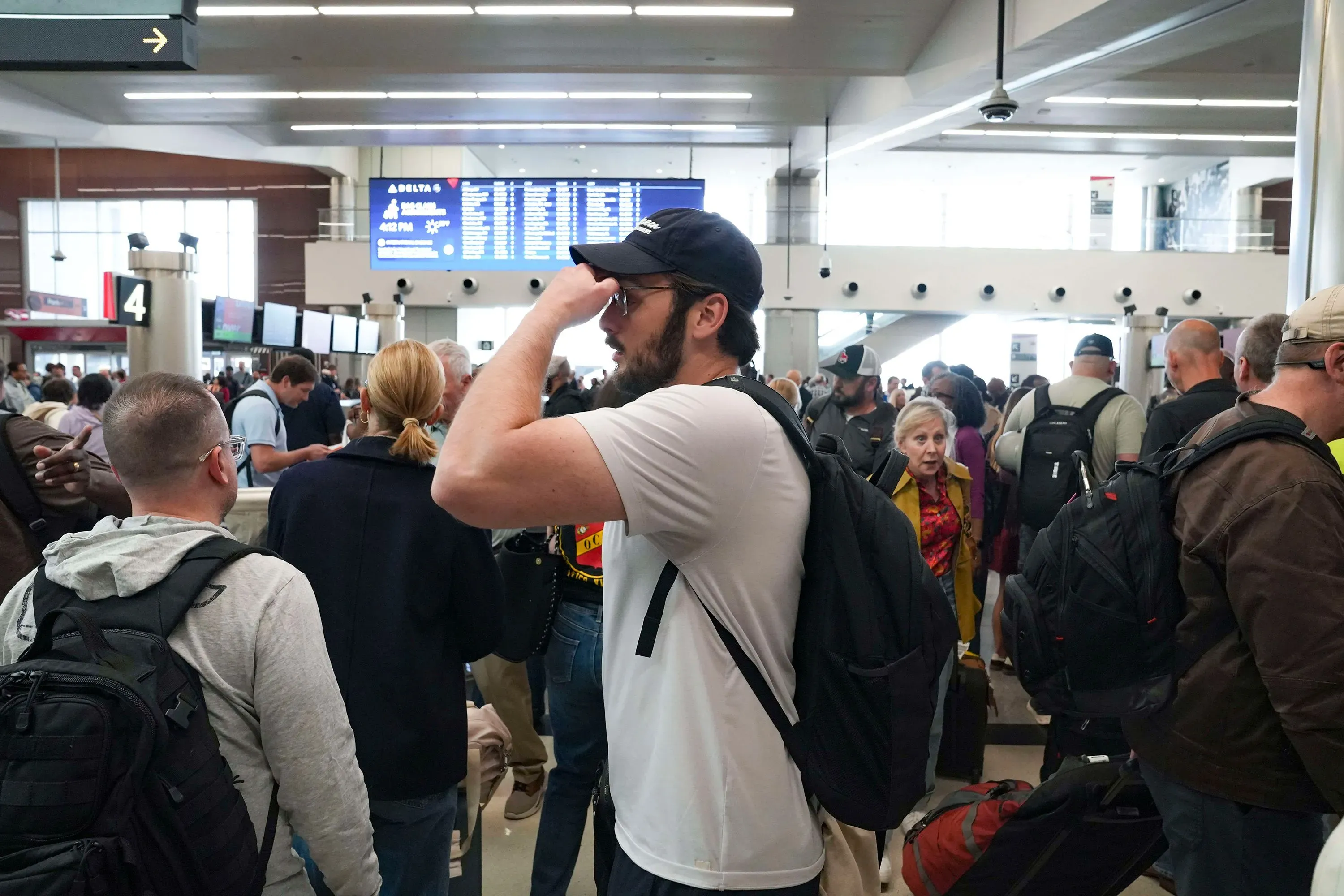 طوابير طويلة من المسافرين في مطار مزدحم، بسبب نقص الموظفين في إدارة أمن المواصلات نتيجة الإغلاق الجزئي للحكومة.