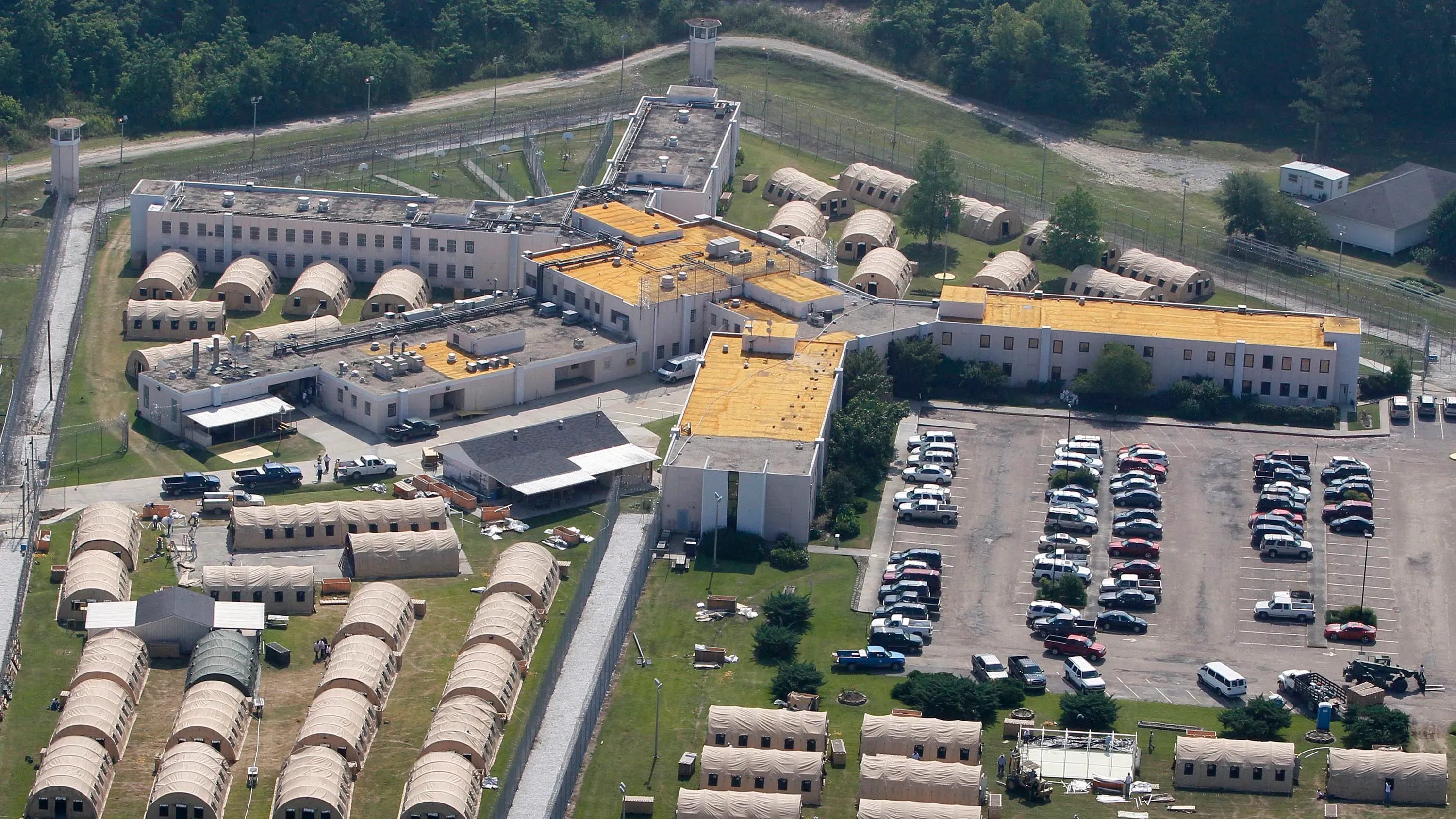 صورة جوية لسجن ولاية لويزيانا في أنغولا، حيث توفي السجين كريستوفر سيبولفادو قبل إعدامه، مع تفاصيل عن المرافق المحيطة.