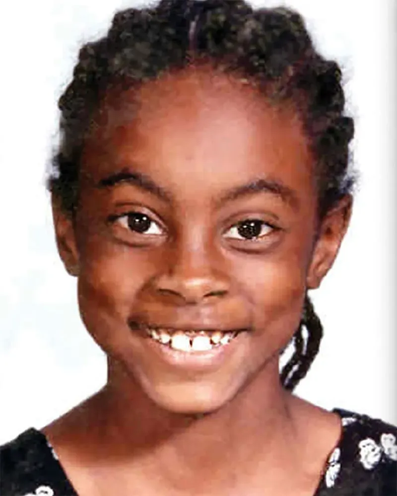 صورة لآشا دجري، الطفلة البالغة من العمر 9 سنوات، التي اختفت في عام 2000، تظهر ابتسامتها المشرقة وعينيها اللامعتين.