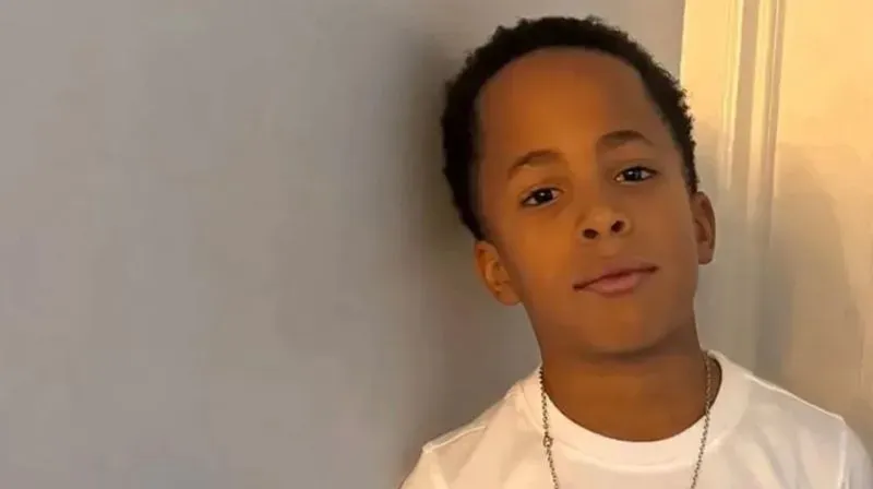 أندريه هوارد الابن، طفل يبلغ من العمر 10 سنوات، يظهر بابتسامة واثقة، بعد أن أنقذ شقيقته خلال حادث تحطم طائرة في فيلادلفيا.