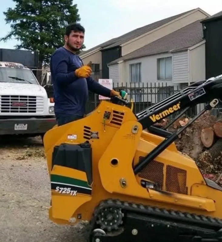 ميغيل أنجيل غارسيا-هيرنانديز، مهاجر مكسيكي، يعمل على آلة ثقيلة في موقع بناء، يعكس حياته كمعيل لعائلته.