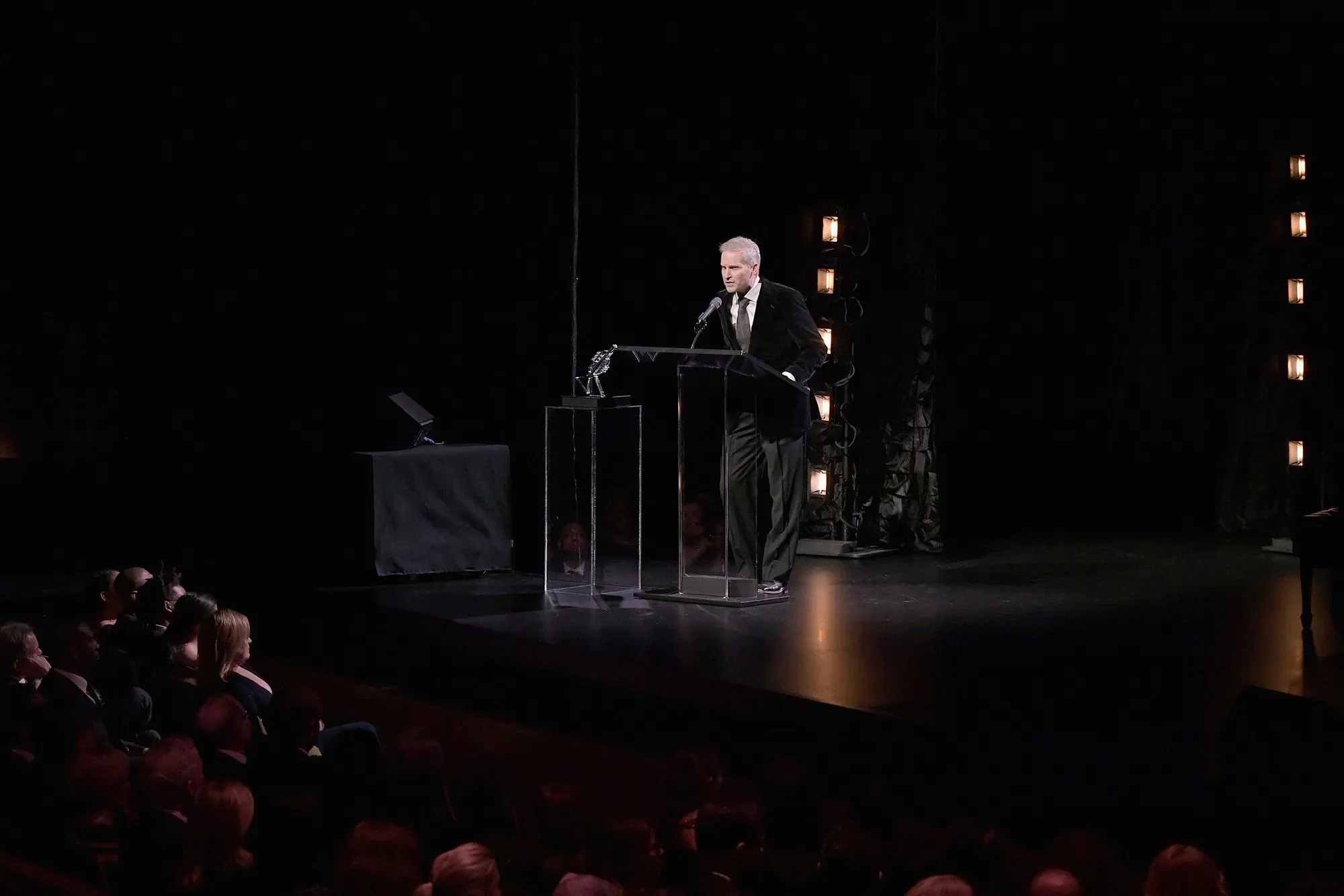 رجل يرتدي بدلة رسمية يتحدث إلى ميكروفون على خشبة المسرح أمام جمهور، في حدث يتعلق بالطاقة النووية والاندماج.