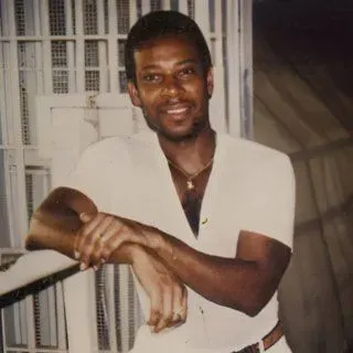 تشارلز بيرتون، المعروف بـ"سوني"، يستعد للإعدام بعد 33 عامًا في السجن بتهمة القتل، مع دعوات لوقف تنفيذ الحكم.