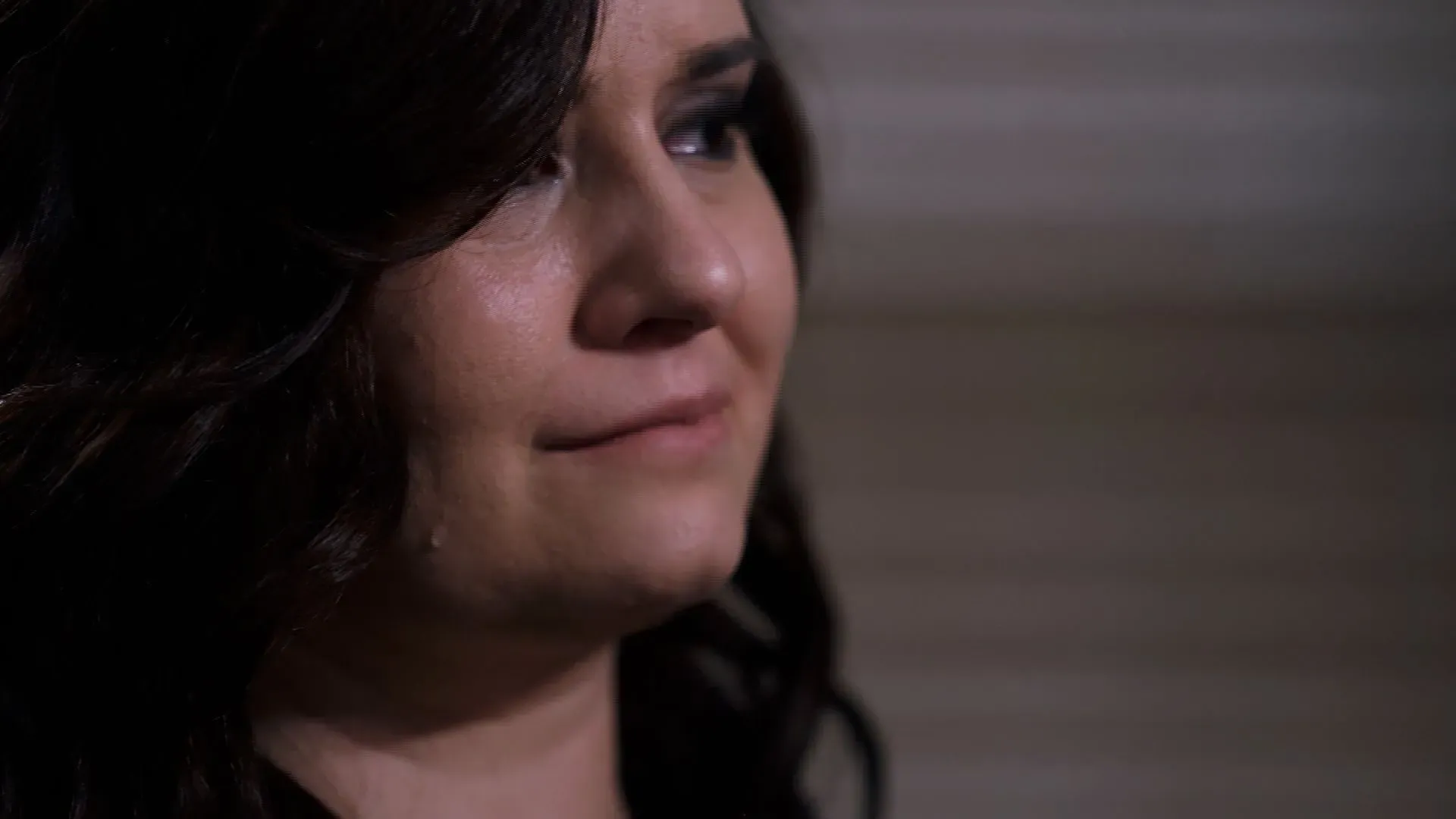 امرأة تبكي تعبر عن مشاعر الحزن والإحباط بشأن رفض وزارة شؤون المحاربين القدامى لمطالبات المزايا لعائلات المحاربين القدامى الذين انتحروا.