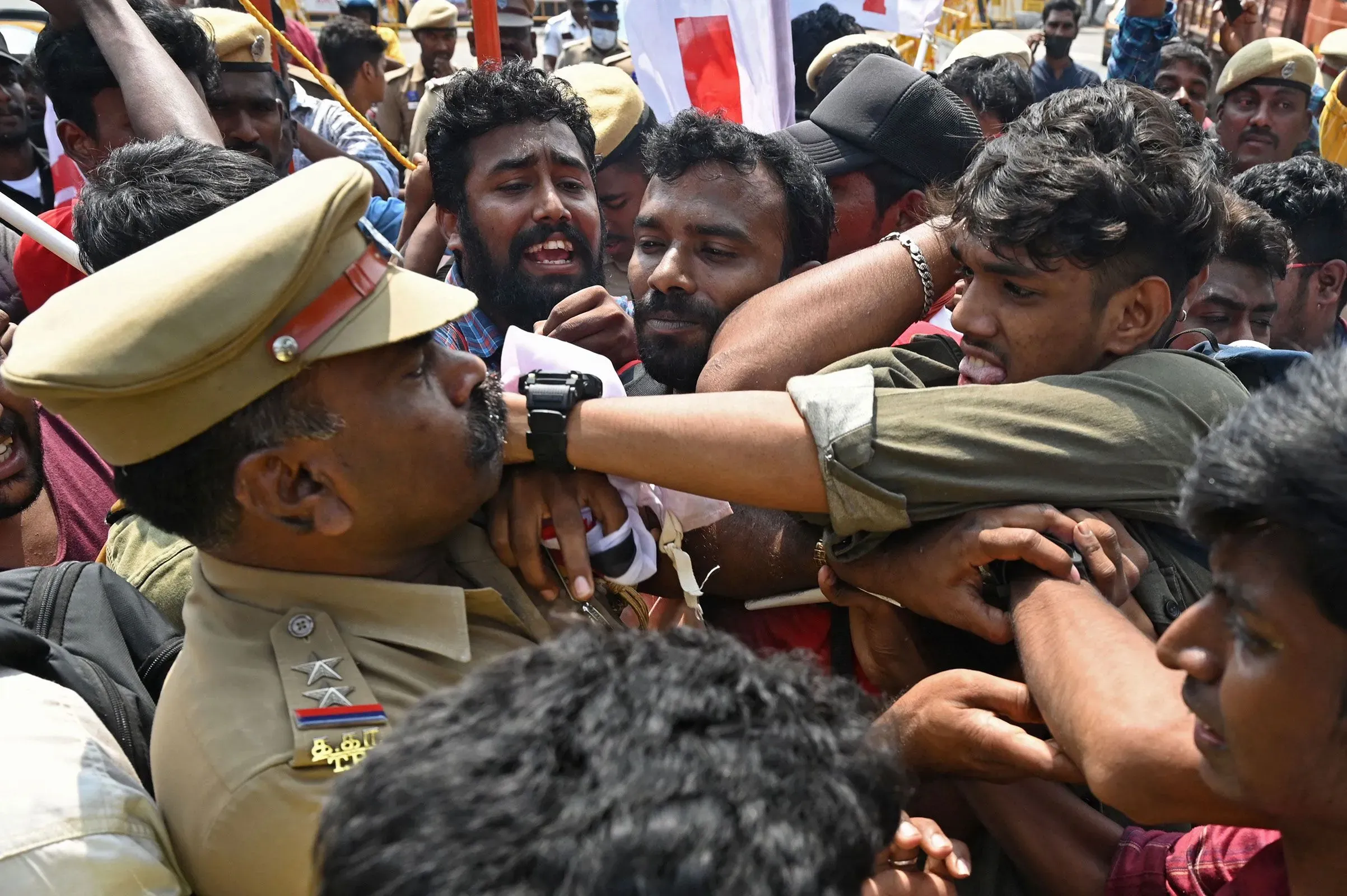 اشتباك حاد بين الشرطة ومحتجين في الهند، يعكس التوترات اللغوية والسياسية حول مكانة اللغة الإنجليزية في المجتمع.