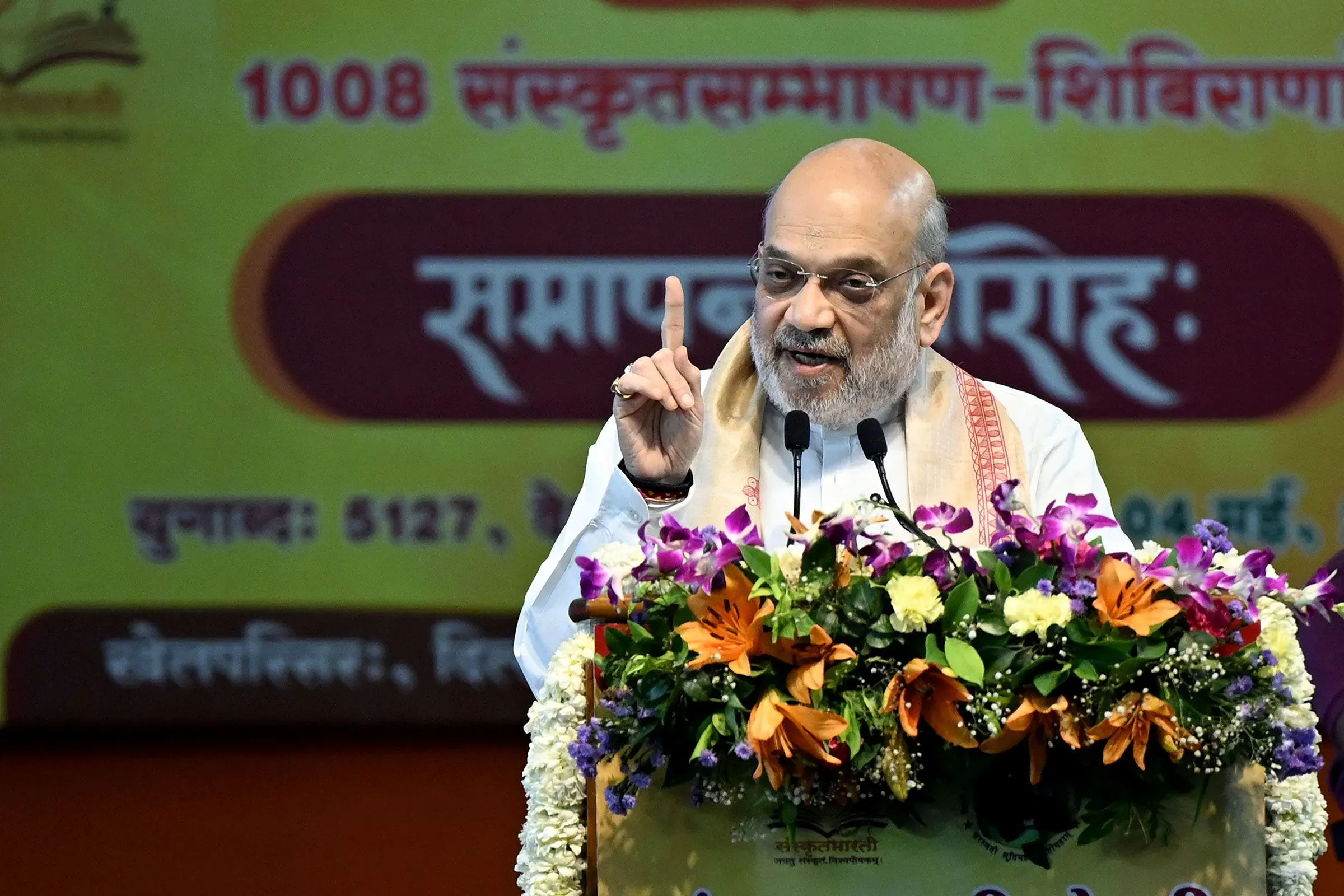 أميت شاه يتحدث في فعالية، مشيراً إلى أهمية اللغة الهندية ويعبر عن موقف حزب بهاراتيا جاناتا تجاه اللغة الإنجليزية في الهند.