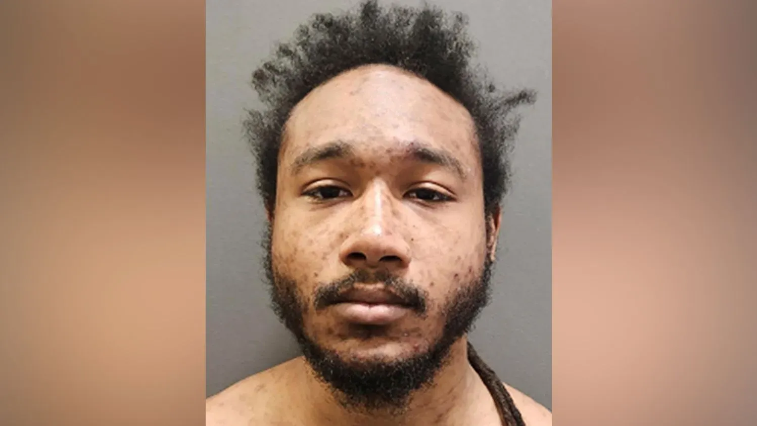 تم القبض على كاثان جوزمان، القاتل المدان، بعد إطلاق سراحه بالخطأ، ويظهر في الصورة وجهه بملامح غير مرتبة.