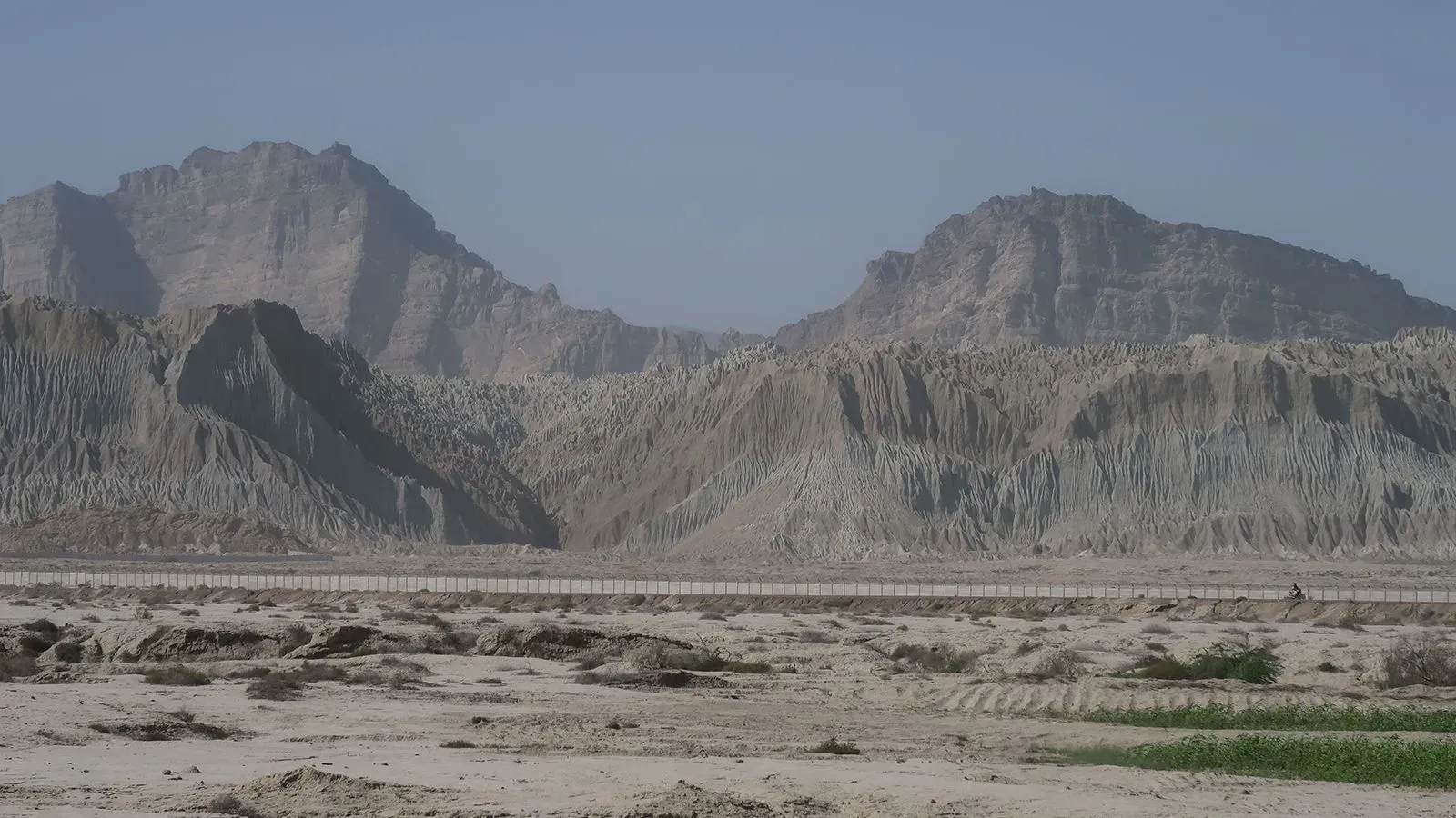 منظر طبيعي للصحراء في بلوشستان، يظهر الجبال الشاهقة والتضاريس الوعرة، مما يعكس البيئة القاسية التي شهدت جرائم شرف مؤلمة.